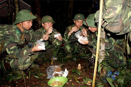 Ngày Tết dù có kế hoạch chu đáo, nhưng vì bình yên biên cương, những bữa cơm dọc dọc đường tuần tra chỉ là thứ yếu, tất cả vì nhiệm vụ...